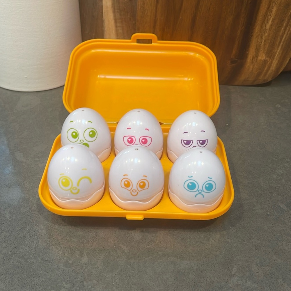TOMY Hide & Squeak Eggs In Carton Development Toys